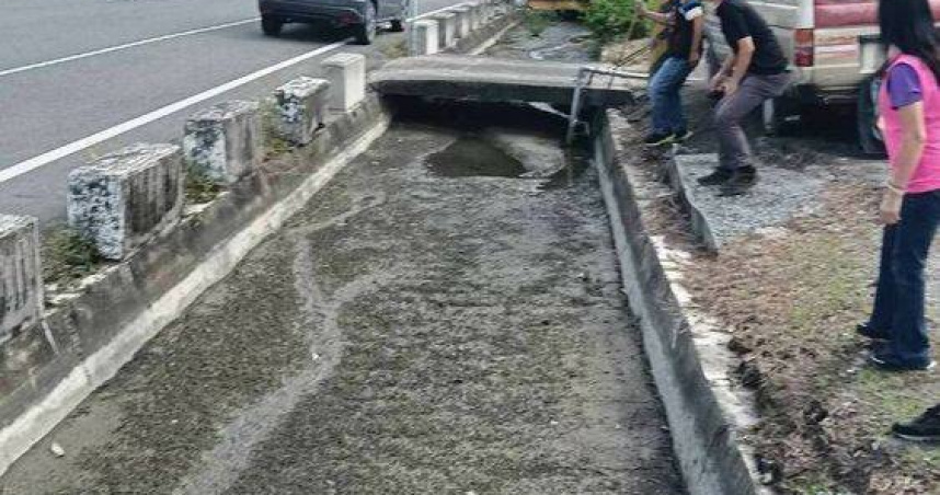 村長量尺險陷胸口深淤泥。（圖／翻攝畫面）