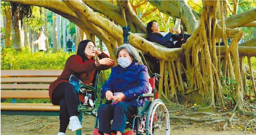 立法院財政委員會今日審查《所得稅法》修正案，討論通過長照特別扣除額從現行的12萬元提高到18萬。（圖／本報資料照片）