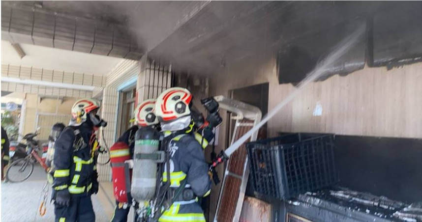 台中市南屯區黎明路一段便當店廚房因抽油煙機吸入火苗導致管線著火，現場竄出大量濃煙。（圖／翻攝畫面）