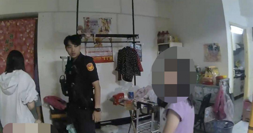 鶯歌10歲和7歲小姐弟因父親無力照顧，在家挨餓一天多，所幸被社工和警方發現，現已交由家屬照顧。（圖／翻攝畫面）