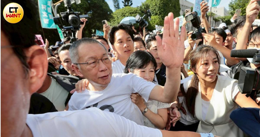 民眾黨創黨主席柯文哲（左方揮手者）交保後面對熱情支持者揮手致意。（圖／黃耀徵攝）