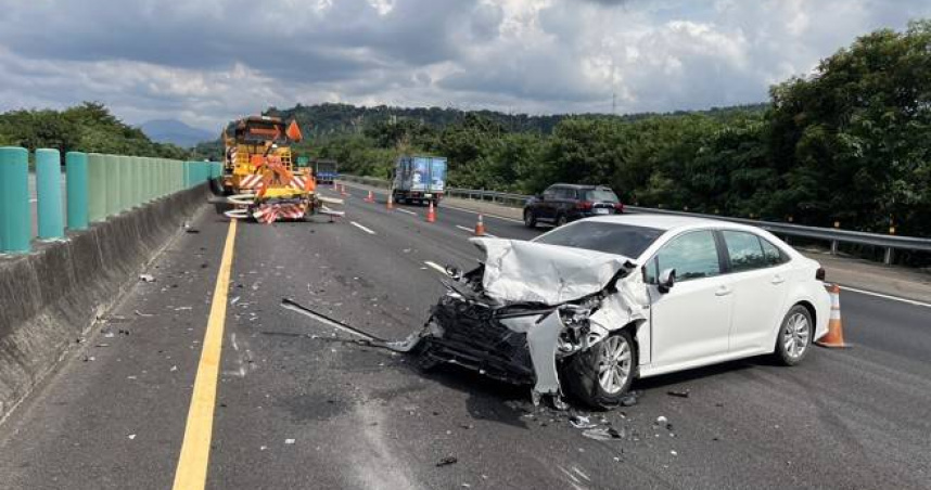 轎車開啟輔助駕駛竟高速追撞緩撞車。（圖 ／翻攝畫面）