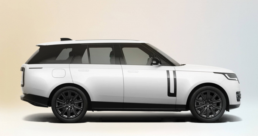 Range Rover 2025 年式限定版外觀搭配 Ostuni Pearl White 珍珠白頂級金屬漆與暗影外觀套件，並配備 22 吋亮澤黑色輪圈與黑色卡鉗，成就氣勢非凡的視覺姿態；兩側尊榮的隱藏式電動側踏營造僅屬於 Range Rover 尊爵不凡的現代奢華旗艦質感。（圖片提供／Range Rover）