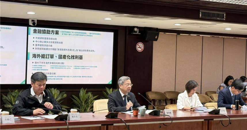 經濟部長龔明鑫(左2)今天舉行首場媒體見面茶會，台電董事長曾文生(左1)列席報告興達氣爆後供電狀況。（圖／中國時報王玉樹攝)