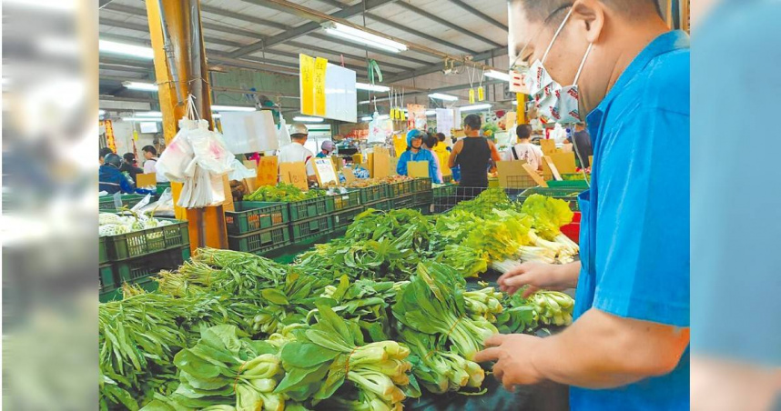 買菜民眾發現，只要有颱風，菜價就應聲上漲。（圖／中國時報葉靜美攝）