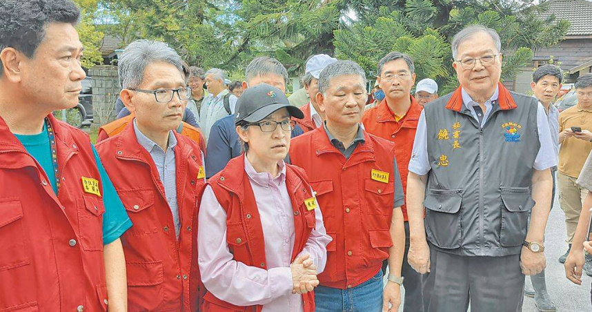 副總統蕭美琴（左三）27日下午二度前往花蓮縣光復鄉勘災，並赴中央前進協調所聽取簡報。（圖／中國時報張志康攝）