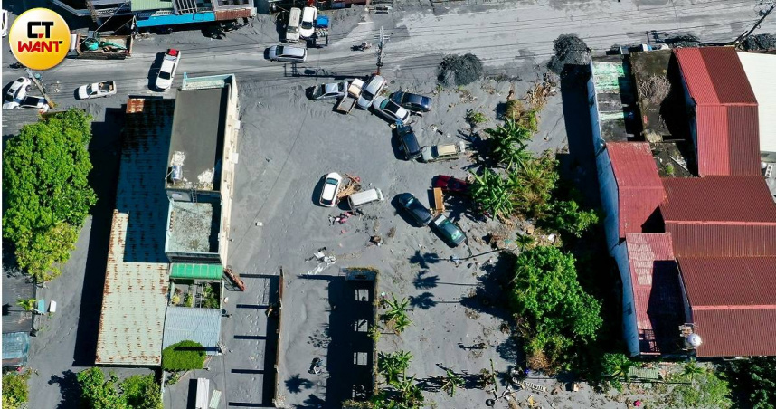 颱風「樺加沙」過境花蓮縣光復鄉市區後，各單位在災區持續進行清淤工作。（圖／黃耀徵攝）