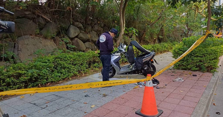 淡水區淡金路發生機車雙載自撞事故，24歲男子頭部重創不治。（圖／翻攝畫面）