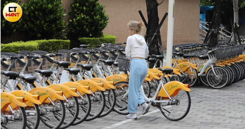 北北桃YouBike 2.0週三晚間發生大當機，許多民眾到站卻無法借車。（圖／劉耿豪攝）