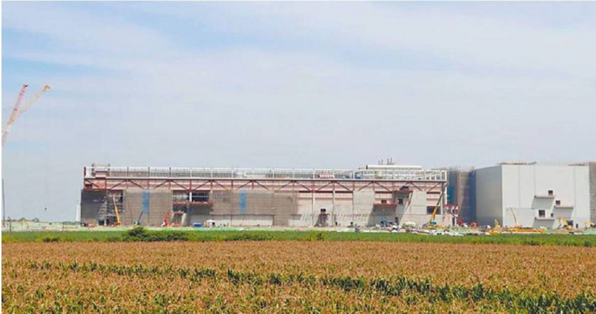 台積電嘉義廠區的建廠工地意外頻傳，今日一輛砂石車突然失控衝撞工程圍籬，波及一旁的流動廁所，導致廁所內正在如廁的工人受傷送醫。（圖／報系資料照）