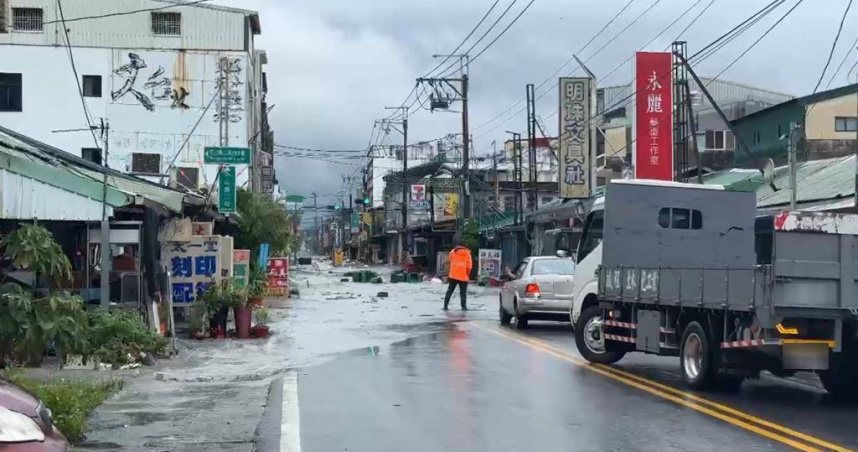 花蓮洪災重創光復鄉，中央災害應變中心前進協調所今天表示，解除紅色警戒其中1要件為撤地方離計畫，目前審查內容大致完整，待縣長徐榛蔚核定就會公布並展開兵棋推演；圖為9月23日光復發生洪災的情況。（圖／中國時報羅亦晽攝）