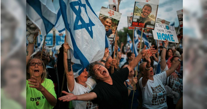 以色列首批7位人質獲釋，親友狂歡慶祝。（圖／達志／美聯社）