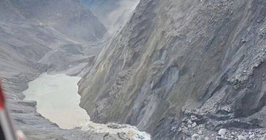 馬太鞍溪上游堰塞湖區下方約800公尺處右岸邊坡再度滑動，造成河道阻塞，形成新的堰塞湖體。（圖／林業及自然保育署花蓮分署提供）