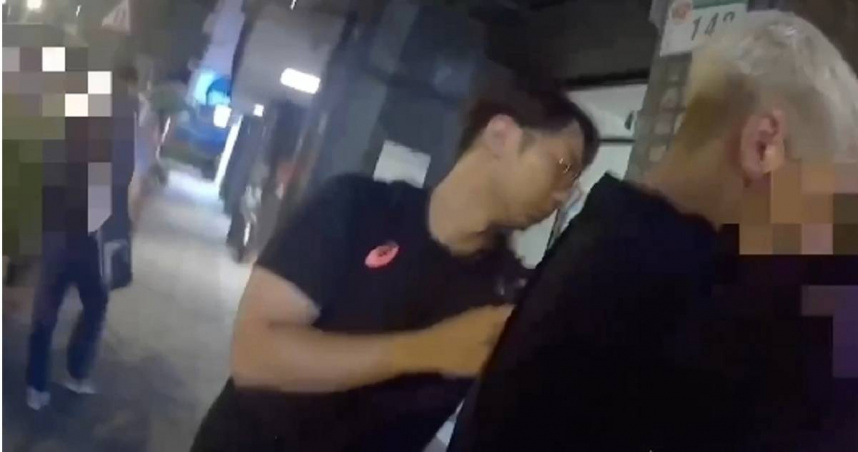 松山警偕同被害人誘騙車手取款，成功逮捕車手。（圖／翻攝畫面）