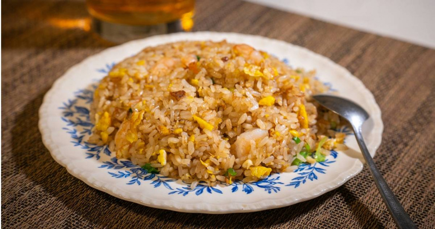 近日中國一名男子在使用剩飯來做炒飯食用後，出現劇烈腹痛、嘔吐與休克症狀，被緊急送往醫院ICU加護病房治療。（示意圖／翻攝unsplash）