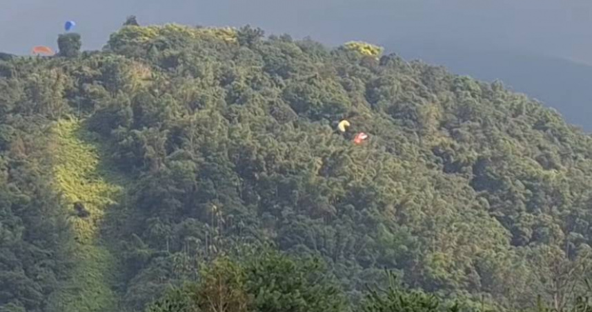 南投縣埔里鎮虎頭山發生飛行傘空中相撞意外，2名傘友墜入樹林後自行脫困。（圖／翻攝自於臉書「爆料公社公開版」）