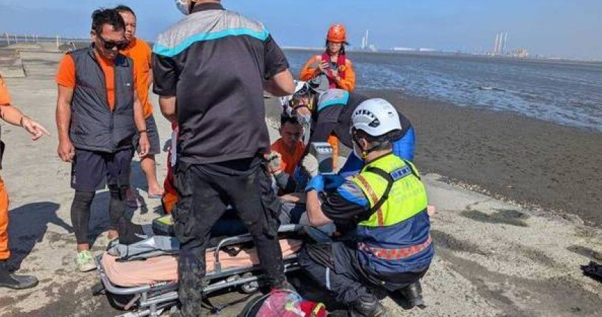 5人清早釣魚突遇巨浪2人落海急呼救，直升機緊急吊掛救援。（圖 ／翻攝畫面）
