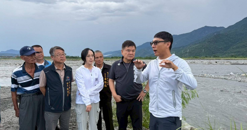 立委陳瑩（中）、莊瑞雄（右二）與農水署8月時前往池上圳會勘。（圖／陳瑩辦公室提供）