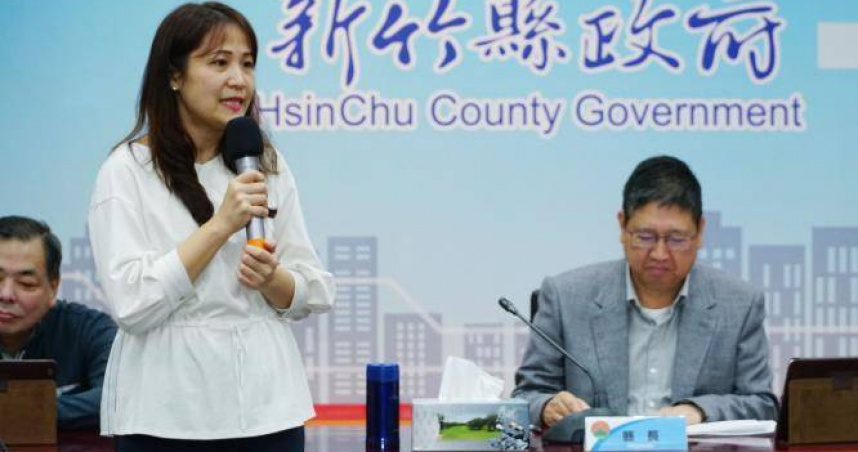 新竹縣教育局長楊郡慈（前排左）傳出將卸任局長一職，右為縣長楊文科。（圖／翻攝自新竹縣政府官網）