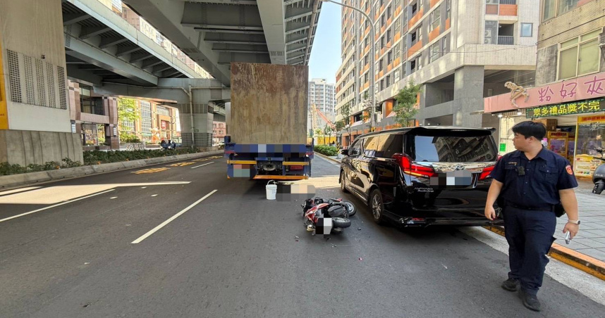 曾姓女子為閃違停車輛而與貨車發生擦撞，導致右腿被輾，所幸救治後已無生命危險。（圖／翻攝畫面）