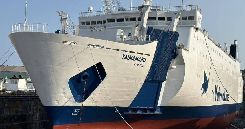 「八重山丸」（YAIMA MARU）由華岡集團購入，為可搭載545名旅客的RO-RO客貨輪，並可載運約70輛轎車及90個40呎貨櫃。（圖／翻攝畫面）
