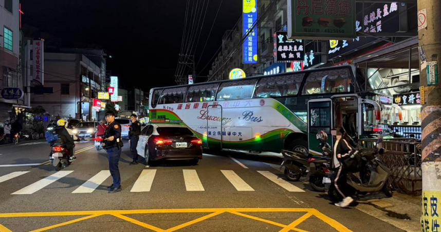遊覽車無人駕駛暴衝楊梅街頭，8機車慘遭掃倒。（圖 ／翻攝畫面）