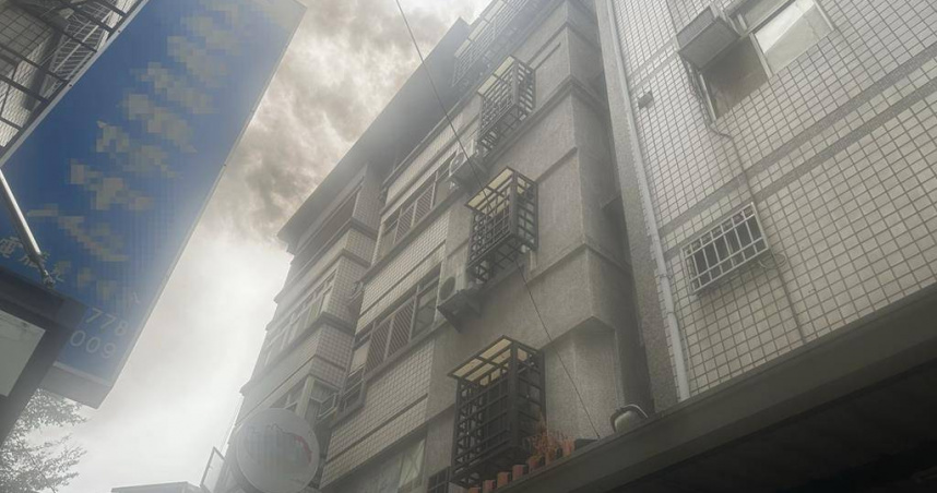 台中龍井東海商圈住宅火警，頂樓濃煙直竄天際。（圖／翻攝畫面）