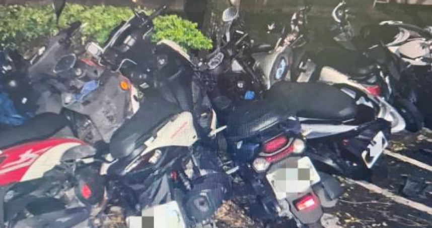 凌晨失控小客車「掃倒27輛機車」，肇事駕駛棄車狂奔落跑。（圖 ／翻攝畫面）