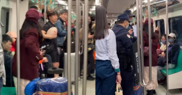 高雄一名紅衣女在捷運大喊「列車不准開」。（圖／翻攝自Threads＠chen.yu_ran）