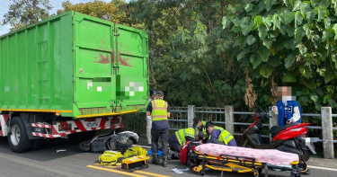 台中大學女學生機車撞大貨車身亡，雙載同學受傷送醫搶救。（圖 ／翻攝畫面）
