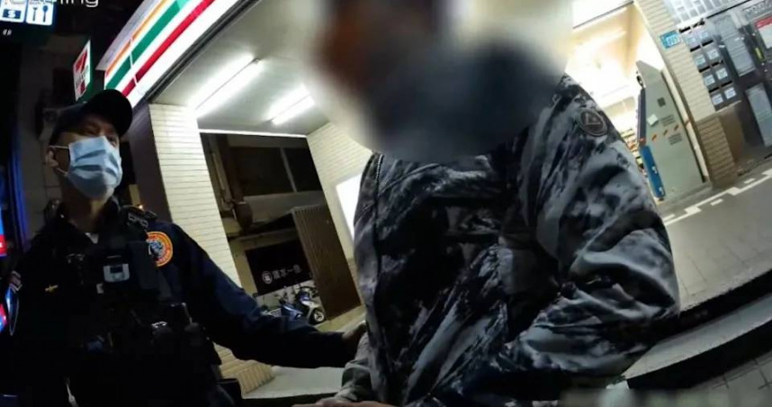 新北市新莊區35歲鄭姓通緝犯謊報父親身分證號企圖規避查緝，遭警方識破，並查獲依托咪酯煙彈。（圖／翻攝畫面）