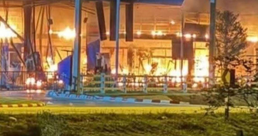 泰國南部邊境3府10日深夜發生恐怖攻擊事件，有11處加油站及附設便利商店遭炸彈攻擊和縱火。（圖／翻攝自《Khaosod》）