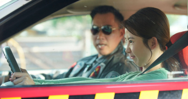 郭書瑤劇中學開車，碰上鐵血教練郭泓志。（圖／彼此影業）