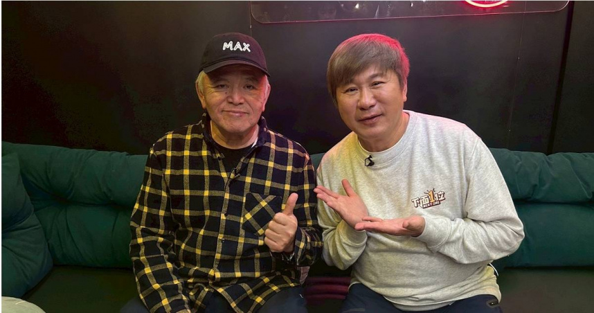 胡瓜（右）與補教名師賴世雄（左）學習英文用語。（圖／下面一位提供）