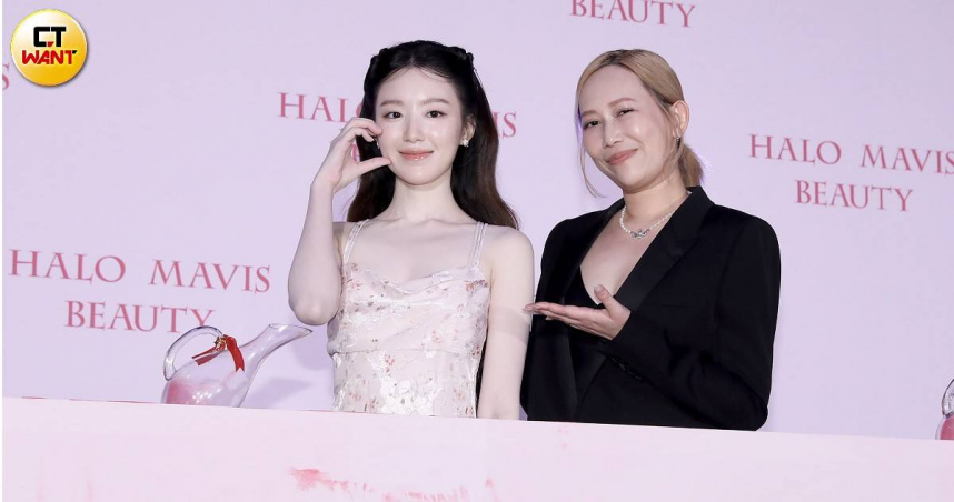 瑪菲司（右）攜手品牌代言人舒華共同出席記者會。（圖／侯世駿攝）