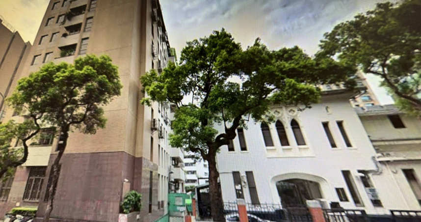 立法院青島二館建築僅有二層樓，右邊虎邊有疾管署高樓「壓制」，虎抬頭，會引發官訟是非、身體不好、開刀；大門正上方有3個長條型的窗戶，像在頭上插了3柱香拜拜，引發犧牲奉獻、病痛纏身的運勢。(圖片來源／Google街景圖)