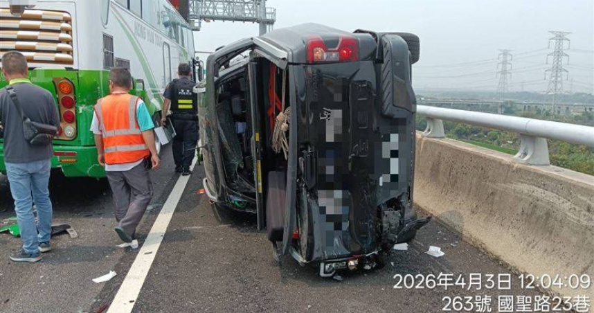 國3彰化路段3車連撞　皮卡遭撞「側翻路肩」畫面曝