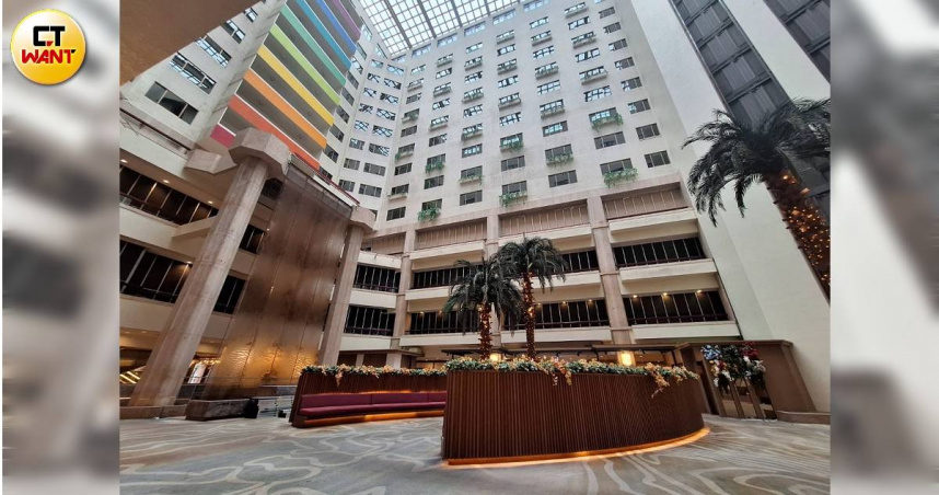 台北福華1樓彩虹座自助餐廳座席已清空，目前暫時搬至2樓麗香苑營運。（圖／林榮芳攝）