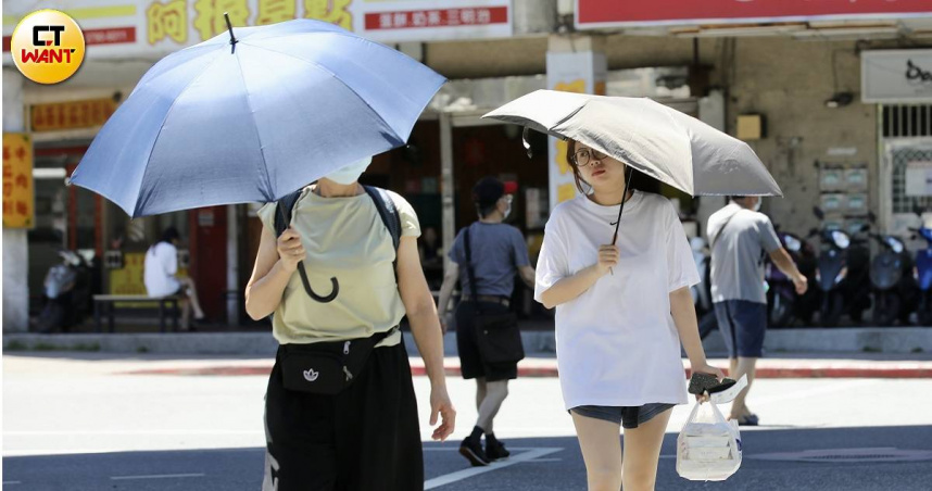 今天全台各地大致體感偏熱，中午前後紫外線強，提醒民眾注意防曬、補充水分。（示意圖／方萬民攝）