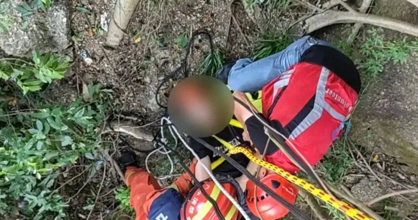 男子攀登深圳鳳凰山亞婆髻拍照時失足墜崖，幸運被榕樹接住保住性命。（圖／新京報）
