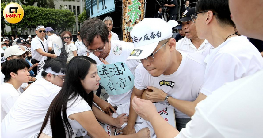擠爆景福門！國民黨反毒油遊行上看5萬人　男嗆「蔣萬安下台」遭架走