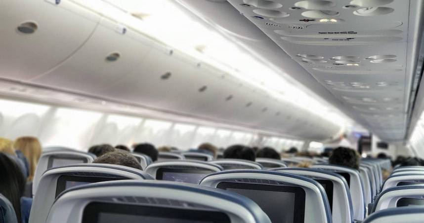 長榮航空從杭州返回桃園的BR757班機在抵達桃園機場停妥後，一名旅客突然起身往前衝撞，導致全機人員滯留機上。（示意圖／Pixabay）