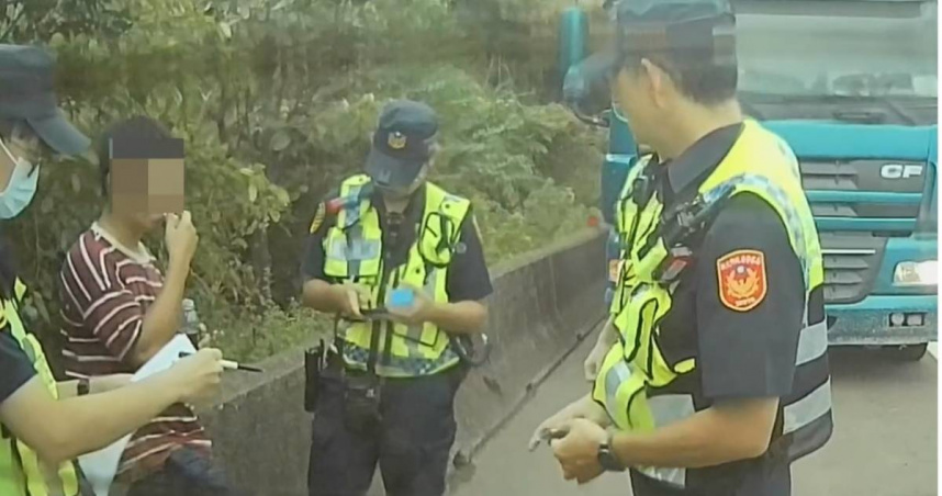 台62線移動炸彈！砂石車沿途掉土石被攔查　運將竟吸安上路毒駕遭逮