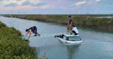 真的遊車河 小轎車衝入海溝爬梯脫困