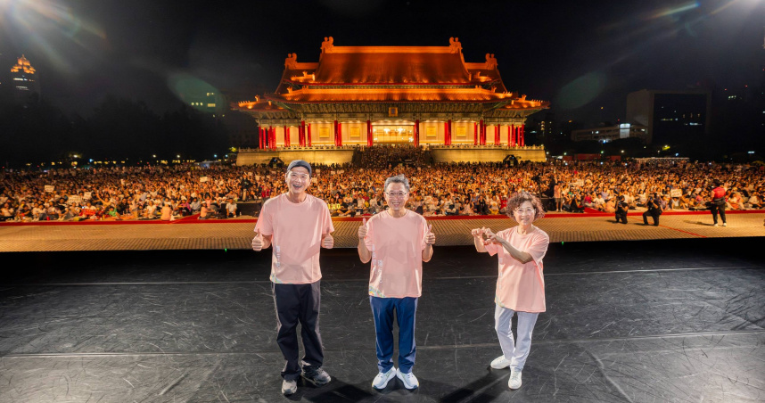 「國泰雲門隨行吧」邁入合作第31年，延續國泰「BETTER TOGETHER 共創更好」品牌主張，以「藝起．不只是1＋1」為年度精神。2026年7月25日臺北場公演，由右至左分別為兩廳院藝術總監邱瑗、國泰人壽總經理林昭廷與雲門舞集藝術總監鄭宗龍，共同登臺與現場萬名觀眾合影。 （圖／國泰金控提供、攝影／劉振祥）
