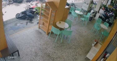 轎車暴衝撞8機車 騎士遭壓車底畫面曝光