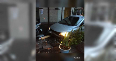 轎車自撞大樓花圃 車上男女心虛下車急烙跑