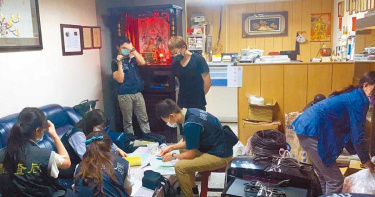 公司牆上掛「暗黑發財5秘笈」被拍到 林明進辯:是用來警惕自己的