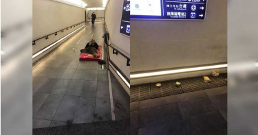男分送食物給街友…下秒竟見「麵包丟水溝」 網怒:不值得同情