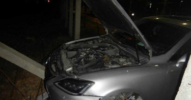 開車撞分隔島飛越對向車道 駕駛昏迷送醫